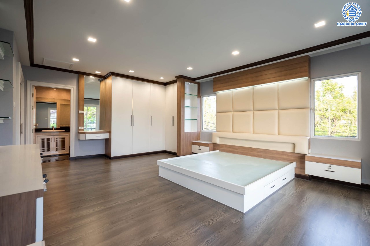 บ้านมือสองตกแต่งใหม่ คฤหาสน์หลังใหญ่พิเศษ!! เนื้อที่ 113 ตร.ว. #แปลงมุม ม.ปริญญดา ติดพุทธมณฑลสาย2  พื้นที่ใช้สอยมากกว่า 500 ตร.ม. ฟังก์ชันจัดเต็ม 4 ห้องนอน 7 ห้องน้ำ 1 Living Room 1 ห้องอเนกประสงค์ และ 1 ห้องแม่บ้าน จอดรถได้ 4 คัน บนทำเลเดินทางสะดวก ใกล้ทางคู่ขนานลอยฟ้าบรมราชชนนี, เซ็นทรัลปิ่นเกล้า และม.มหิดล